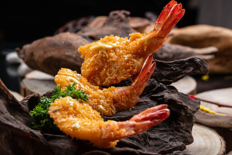 崖柏根上的香炸凤尾虾图片