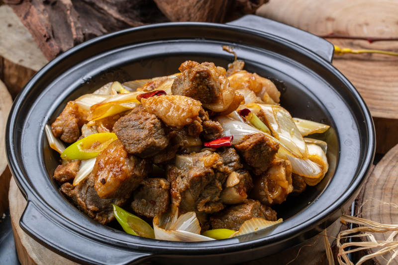 黑色砂锅装的砂锅大葱煲牛腱子肉图片