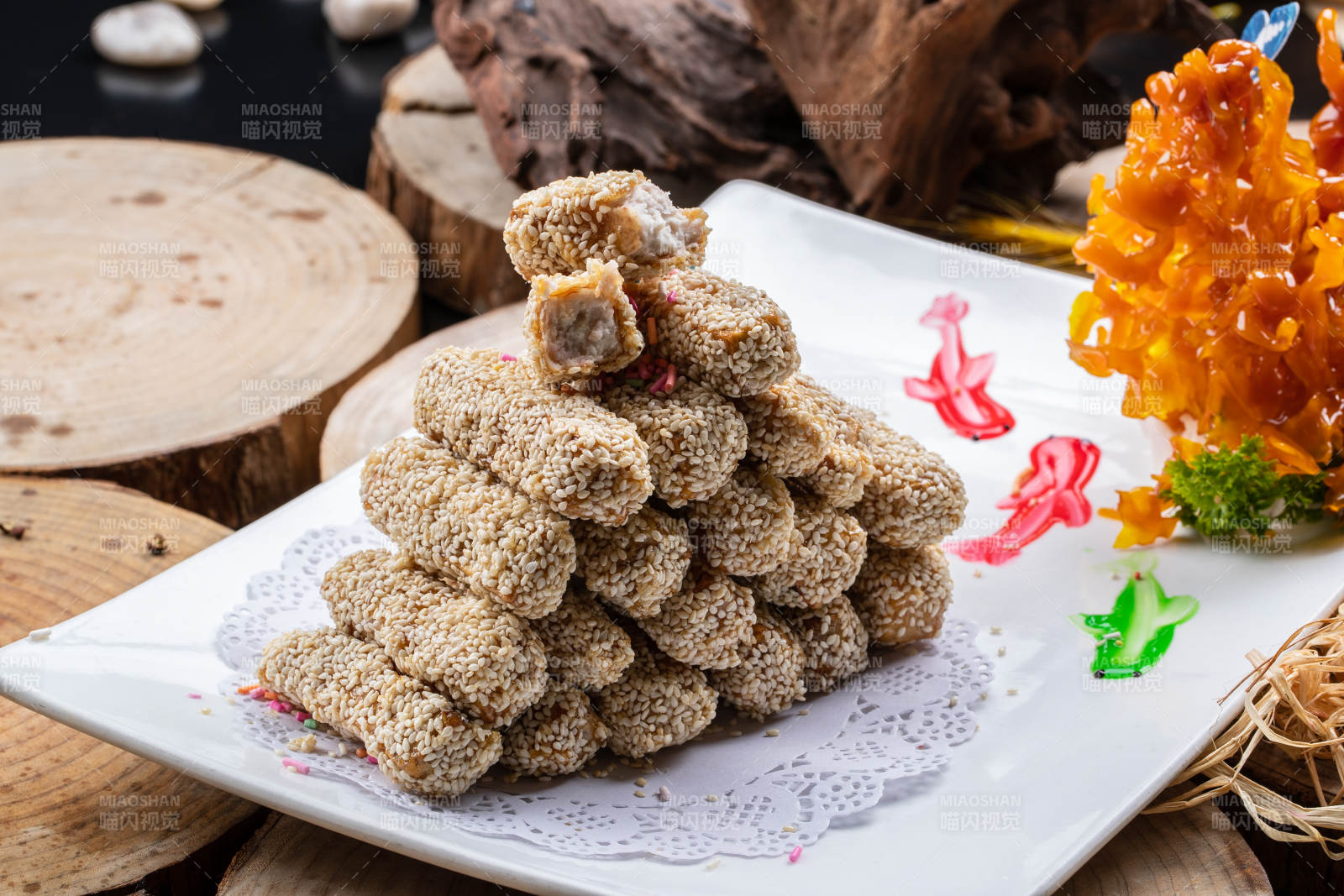 白瓷盘装的甜口油炸麻仁芋头图片