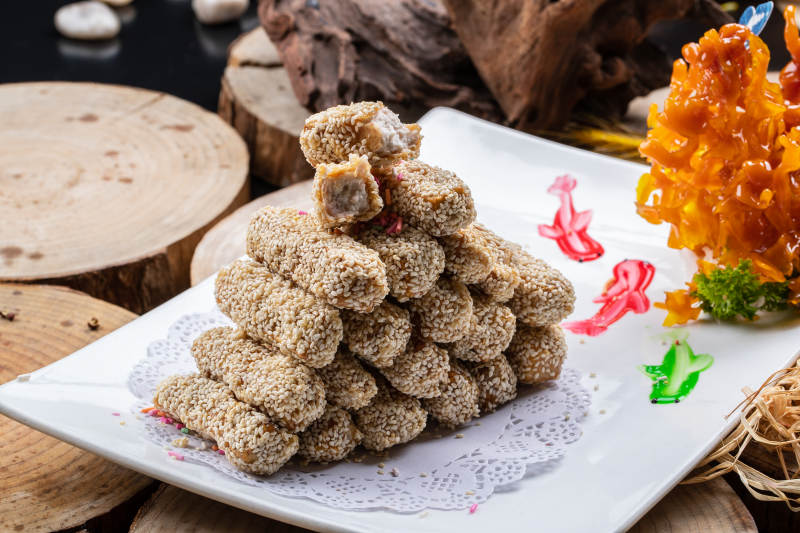 白瓷盘装的甜口油炸麻仁芋头图片