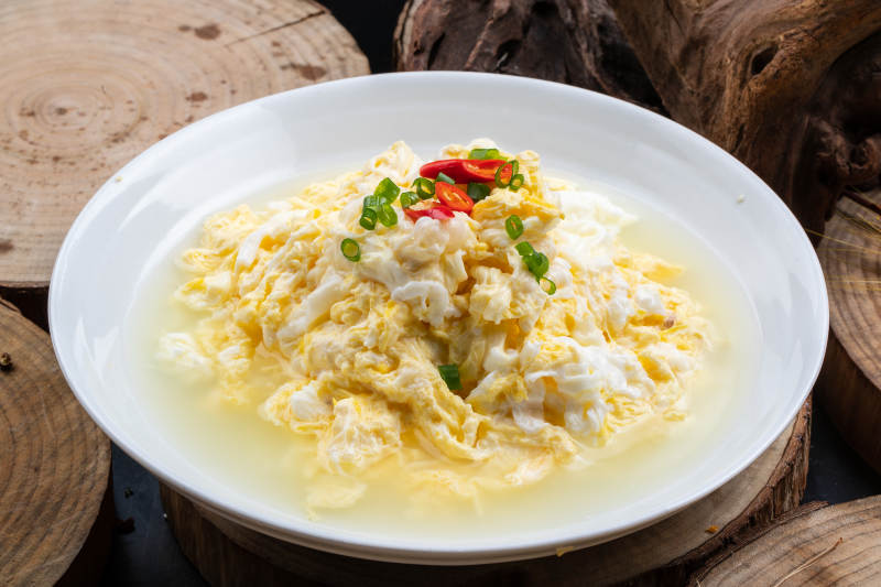 白色瓷盘装的泉水炒鸡蛋图片