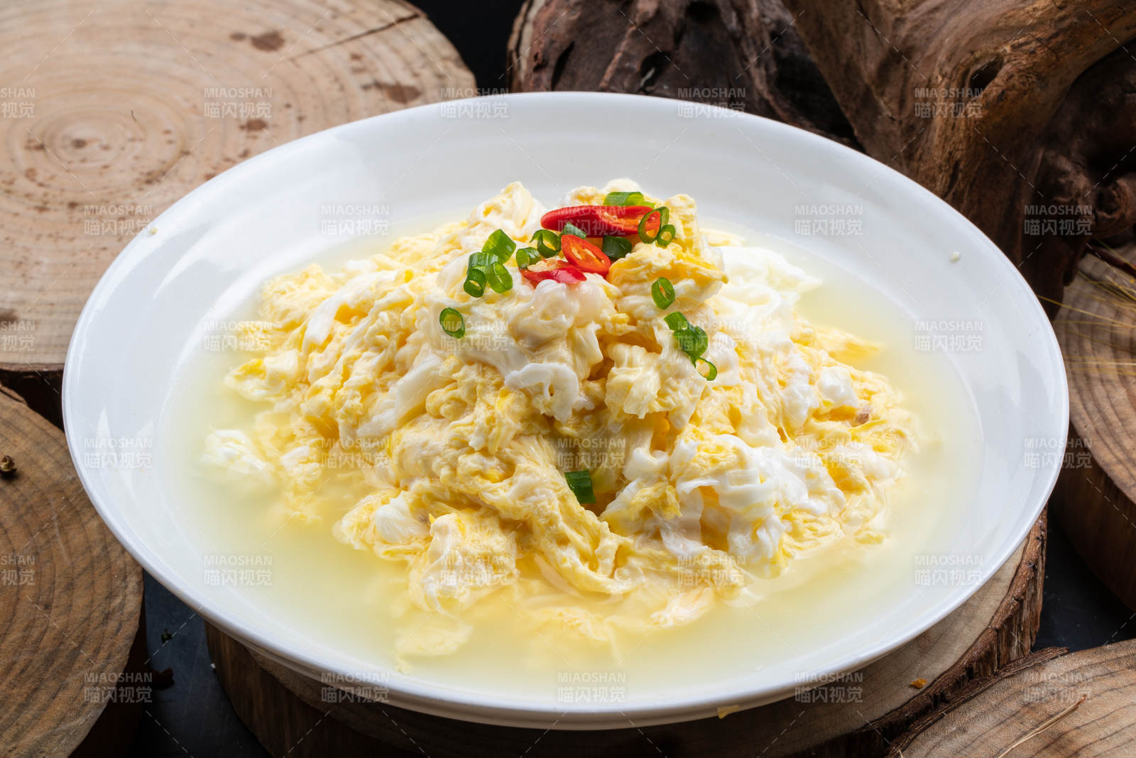 白色瓷盘装的泉水炒鸡蛋图片