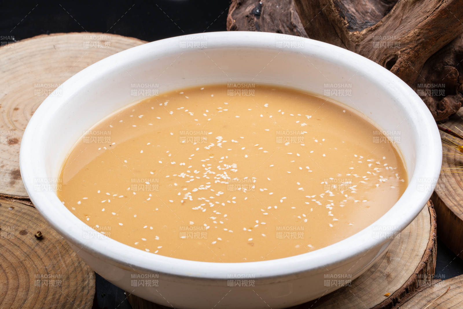 白色瓷盆装的豆面糊糊图片