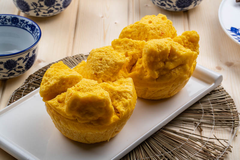 白色瓷盘装的开花黄馍馍图片