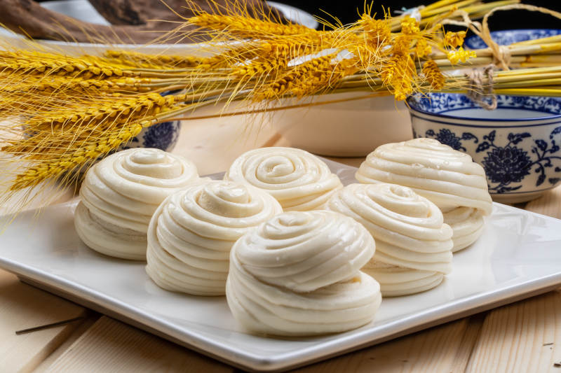 白瓷盘装的白面蒸花卷图片