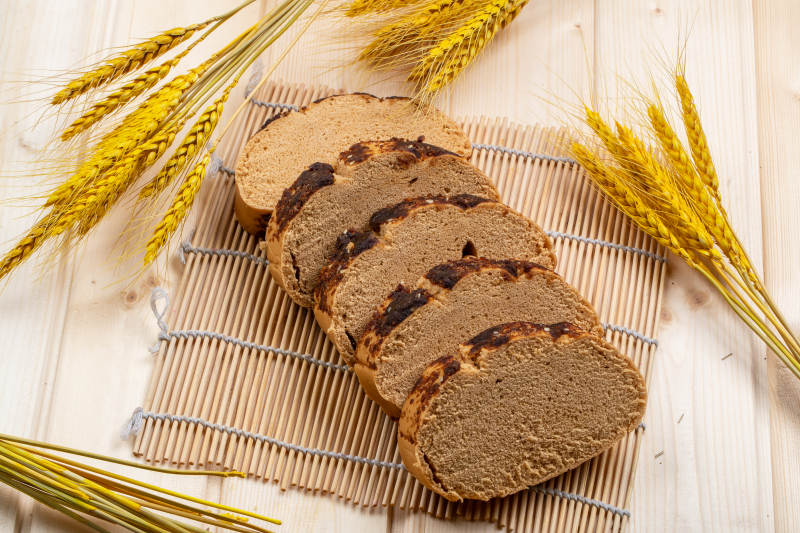 美味香烤粗粮枣馍切片图片