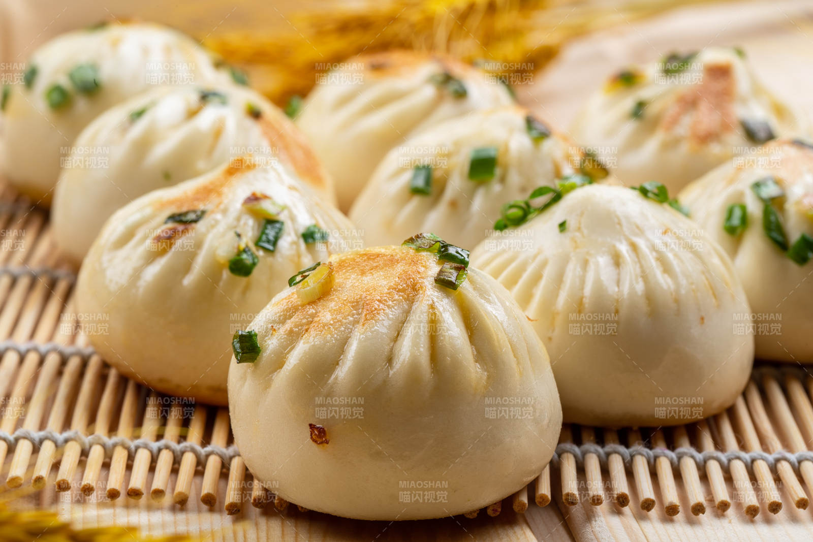 寿司帘上的的美味生煎包图片