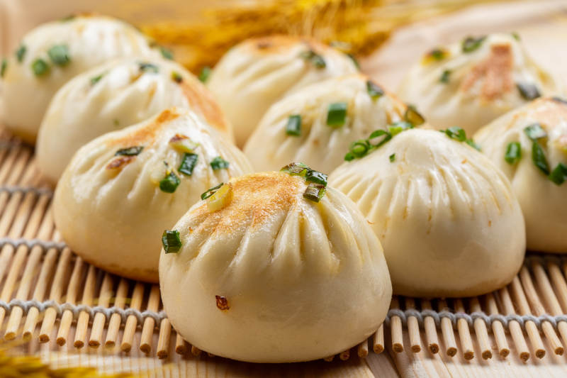 寿司帘上的的美味生煎包图片