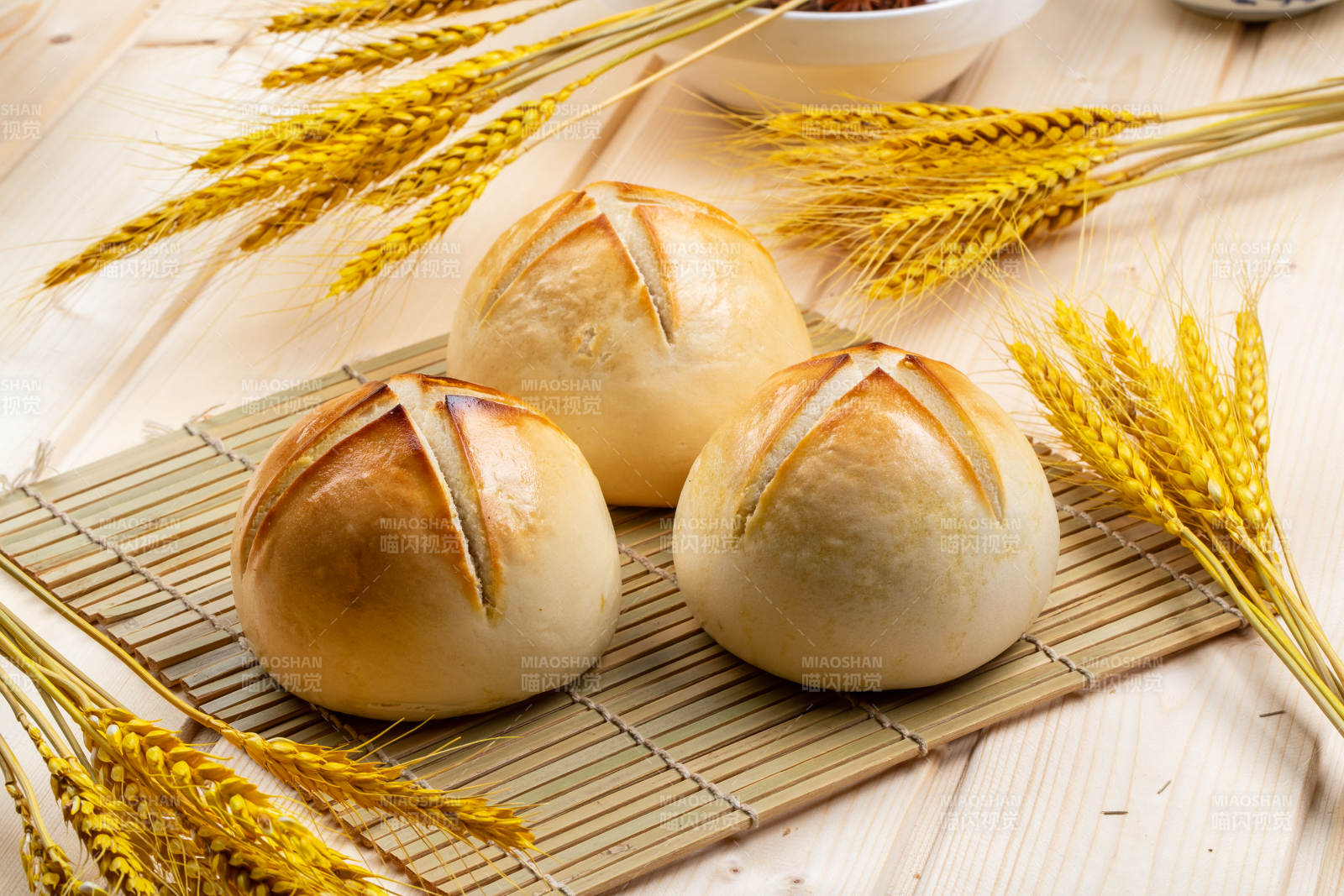 寿司帘上的香烤开花馍图片