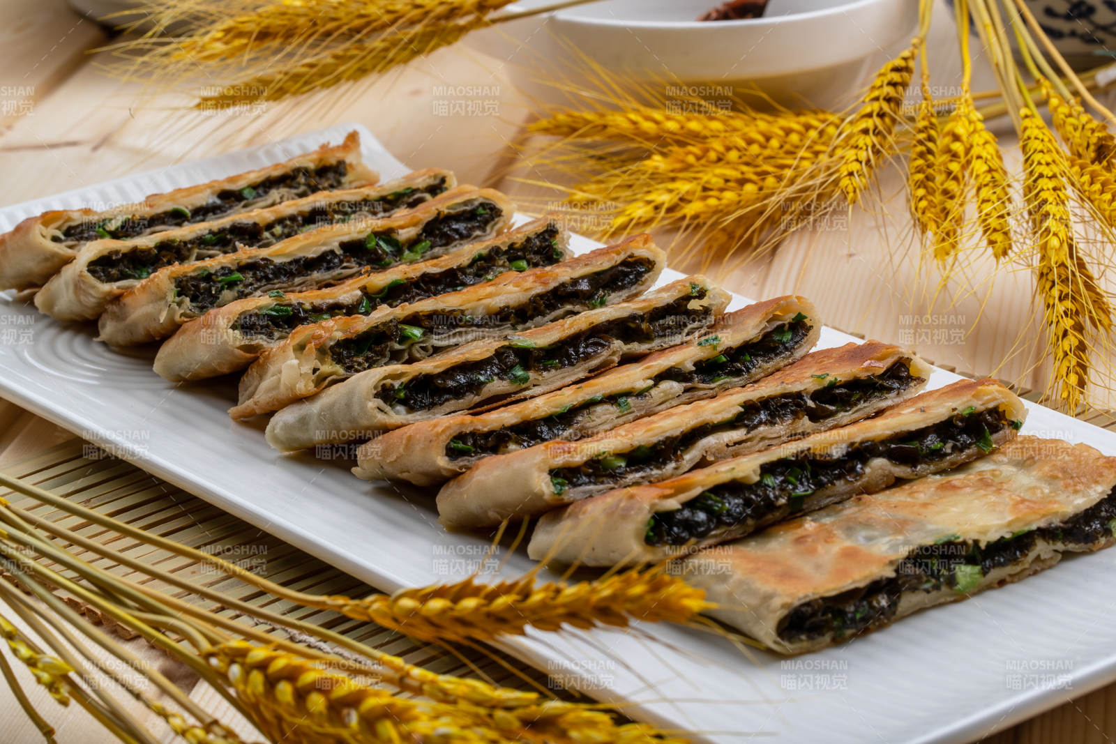 白瓷盘装的地皮菜鸡蛋素盒子图片