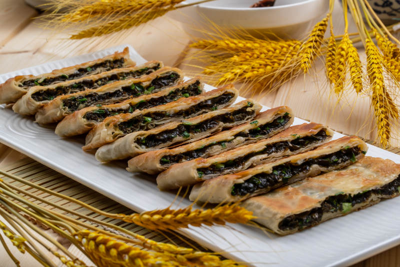 白瓷盘装的地皮菜鸡蛋素盒子图片