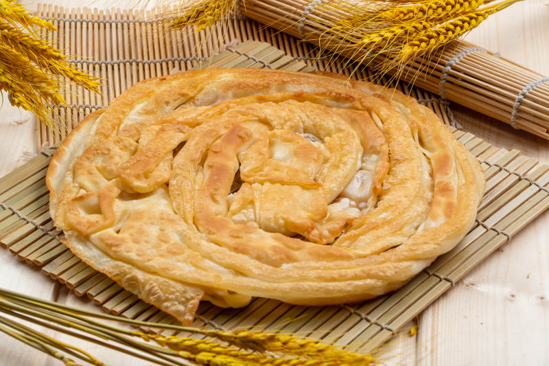 寿司帘上的乾坤手抓饼图片