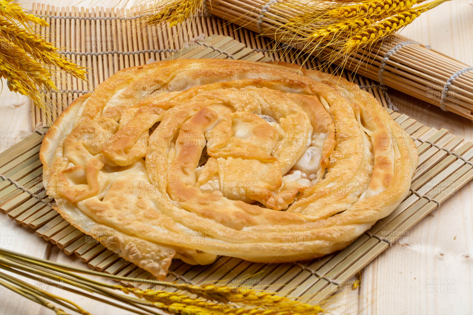 寿司帘上的乾坤手抓饼图片