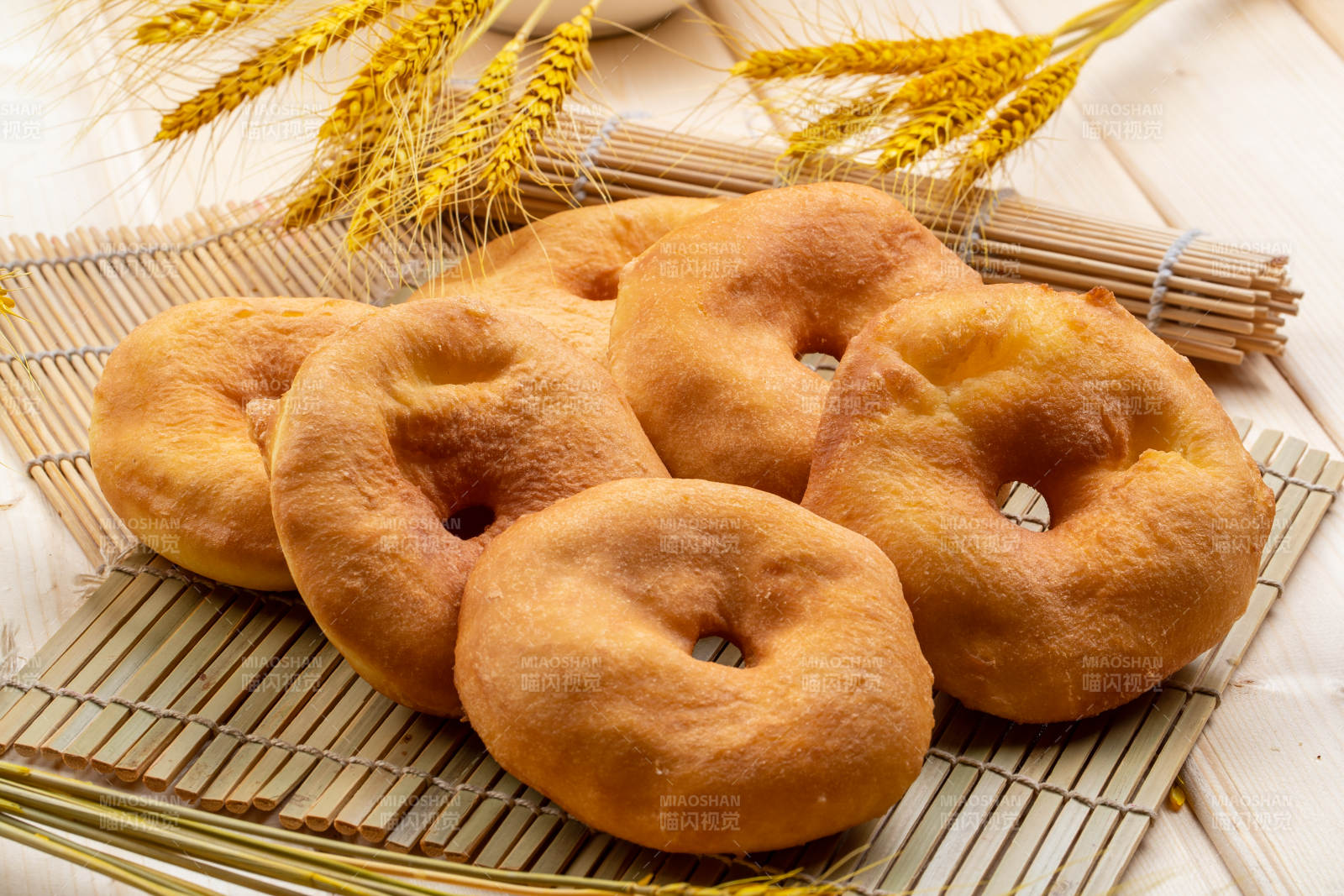 寿司帘上摆放的香炸小油饼图片