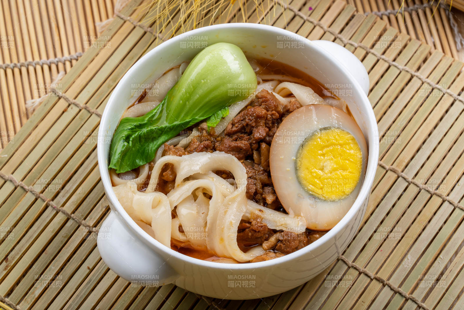 白瓷碗装的油菜鸡蛋肉丁面图片