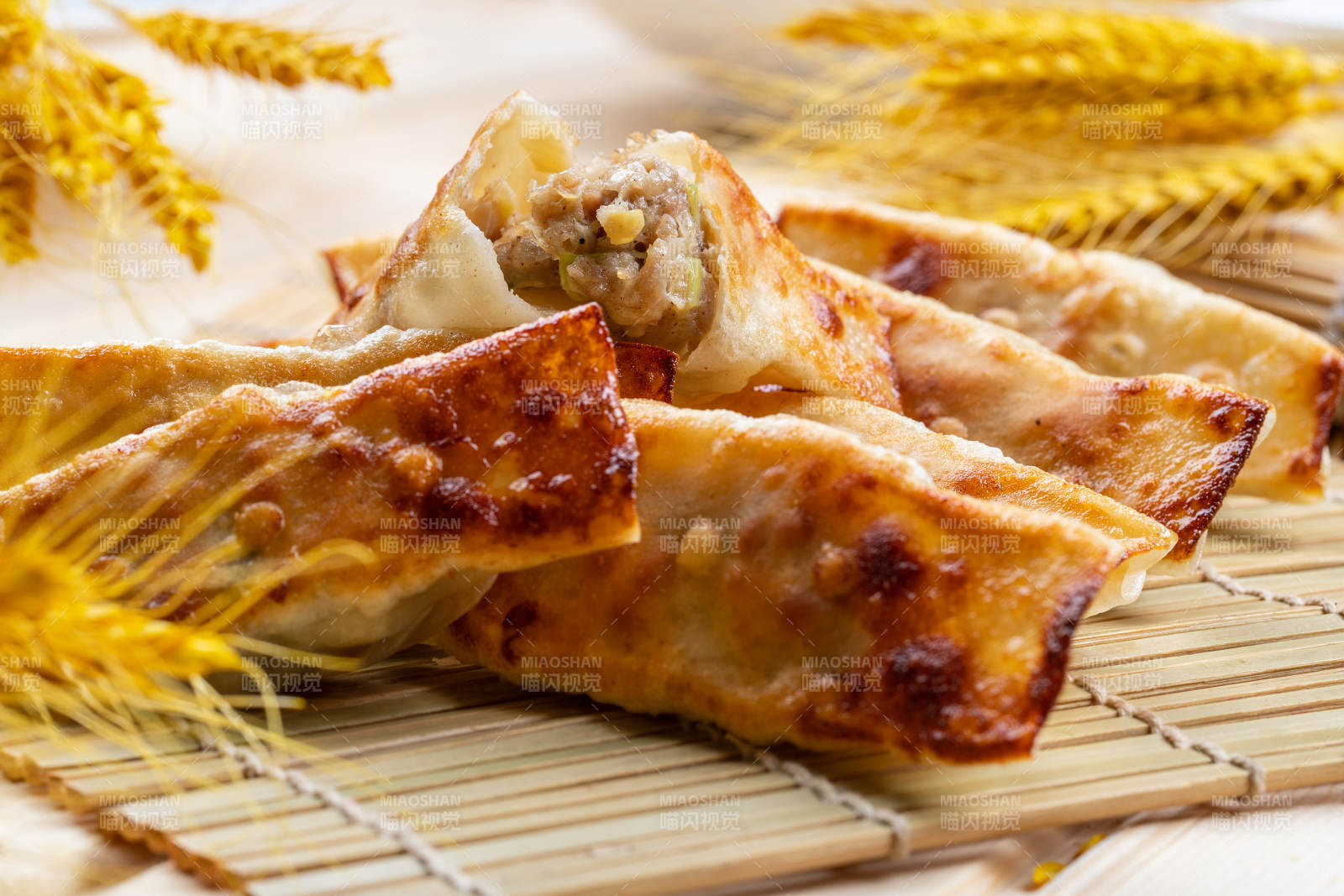 猪肉馅料的美味锅贴饺子图片