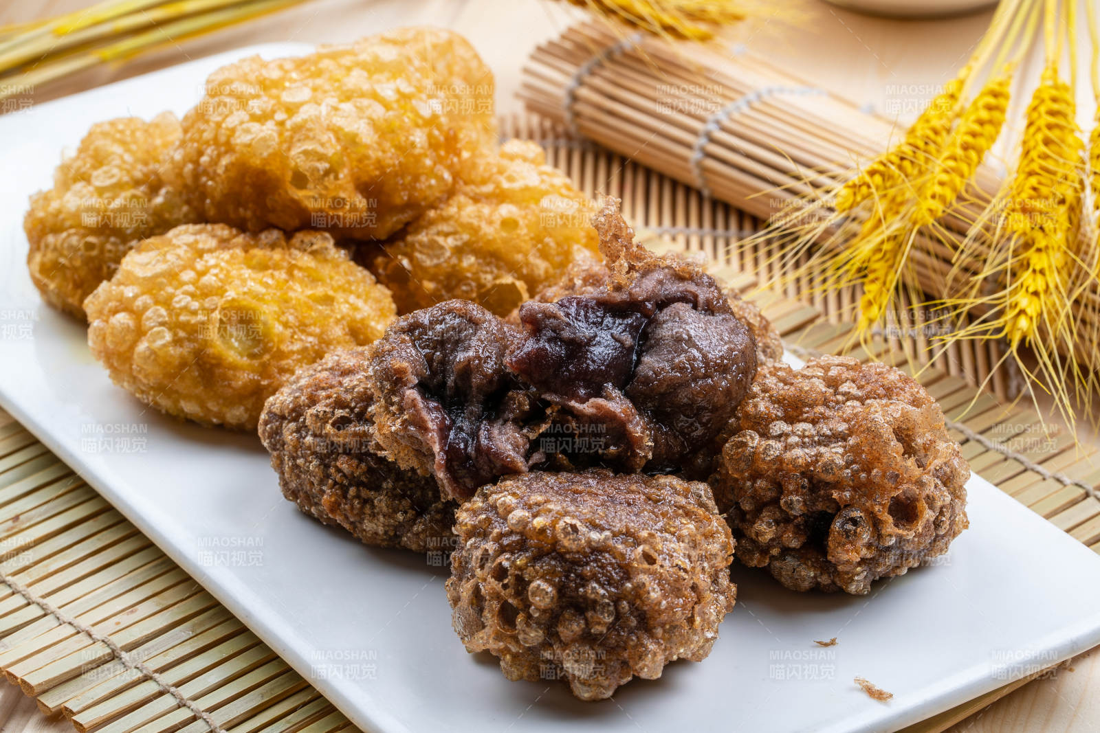 白色盘装的双色油炸糕图片