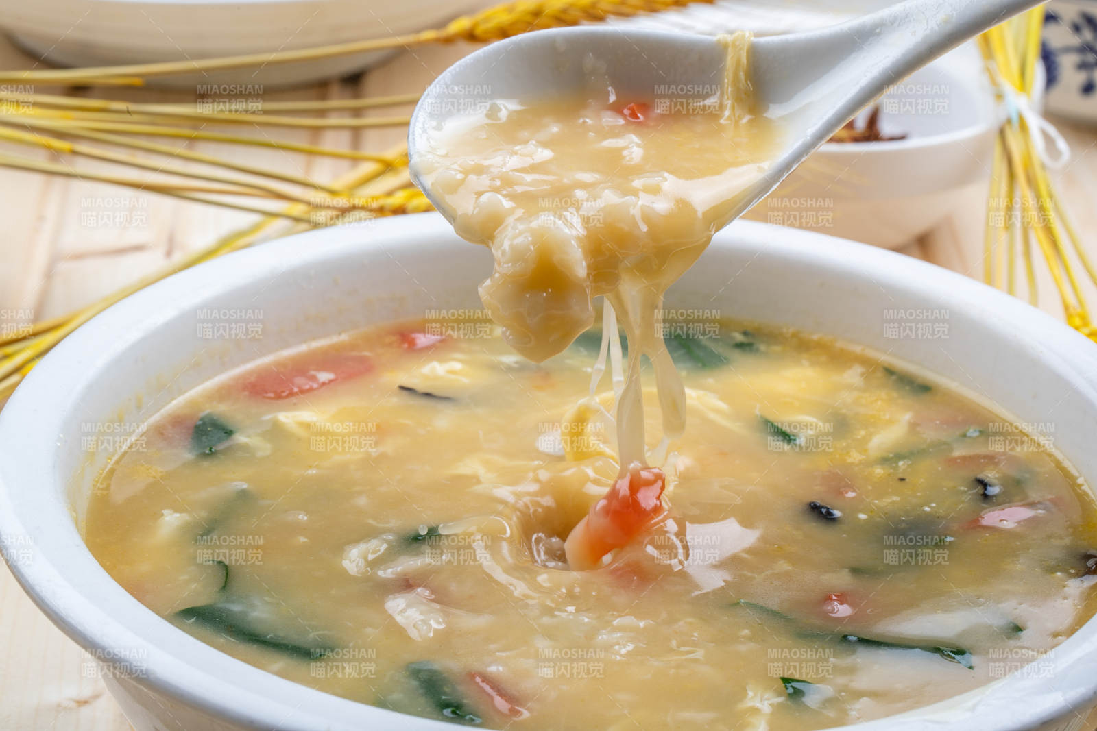 白瓷盆装的传统主食白面疙瘩汤图片