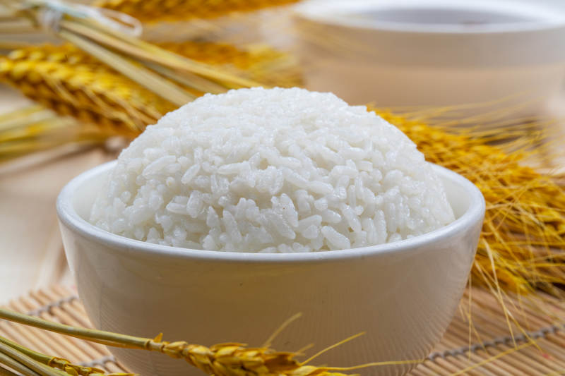 白瓷碗装的泰国香米白饭图片