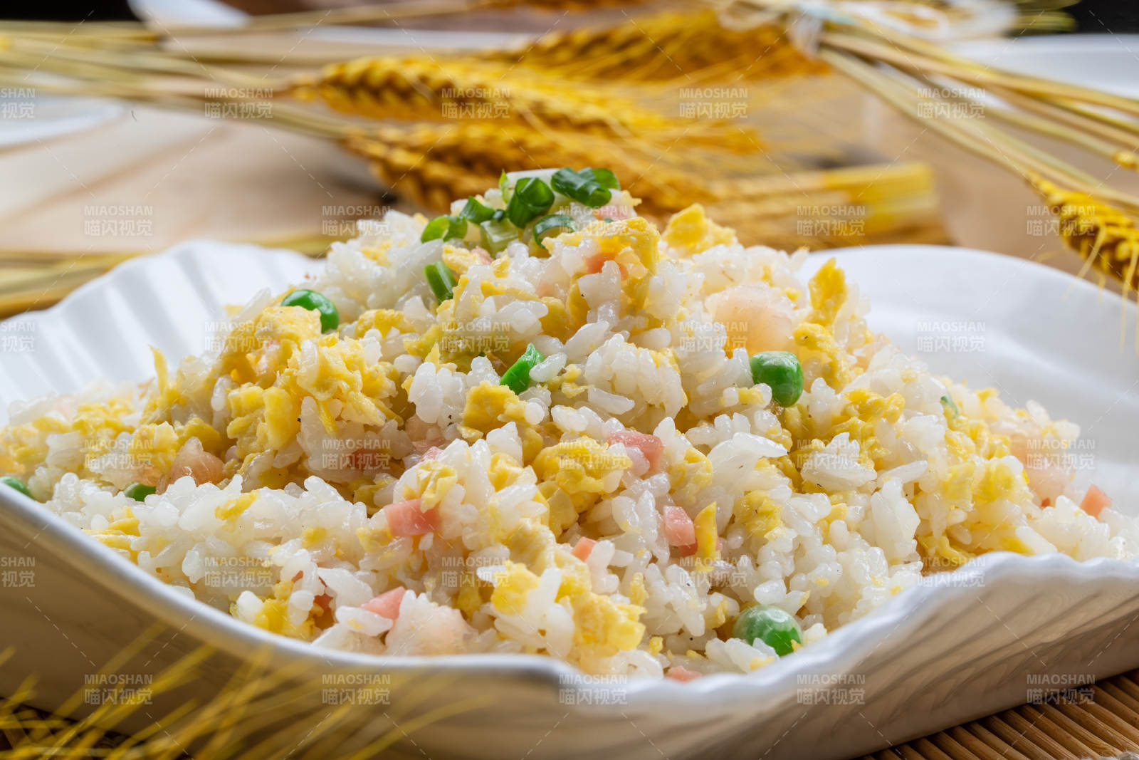 白瓷盘装的火腿虾仁青豆蛋炒饭图片