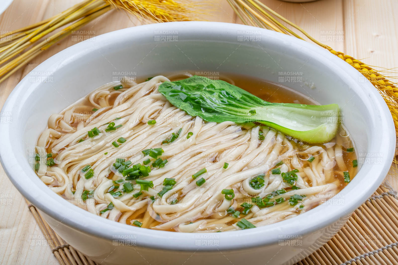 白色瓷盆装的素菜清汤挂面图片