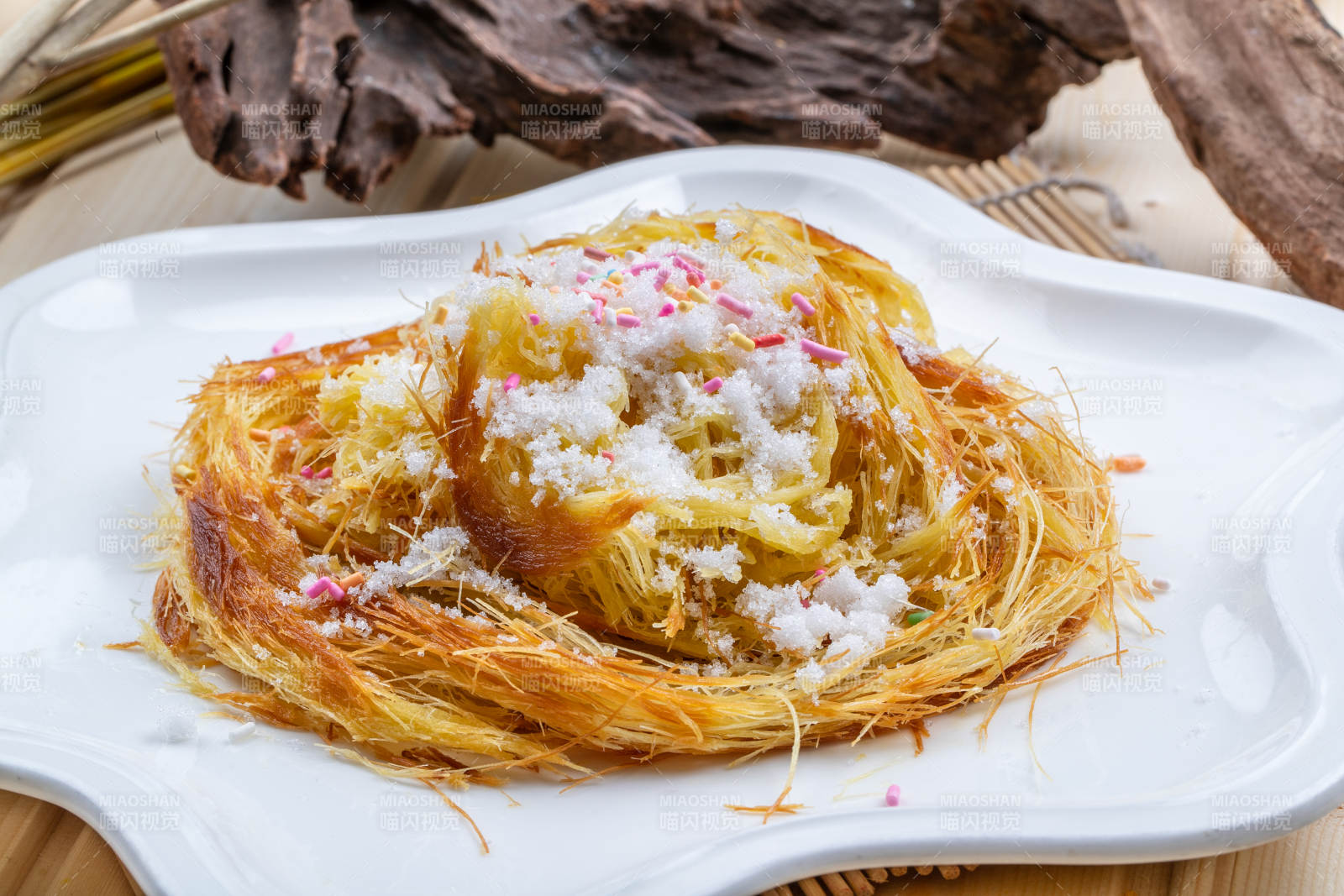 白色瓷盘装的一窝丝烧饼图片