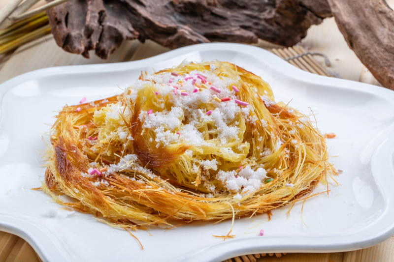 白色瓷盘装的一窝丝烧饼图片