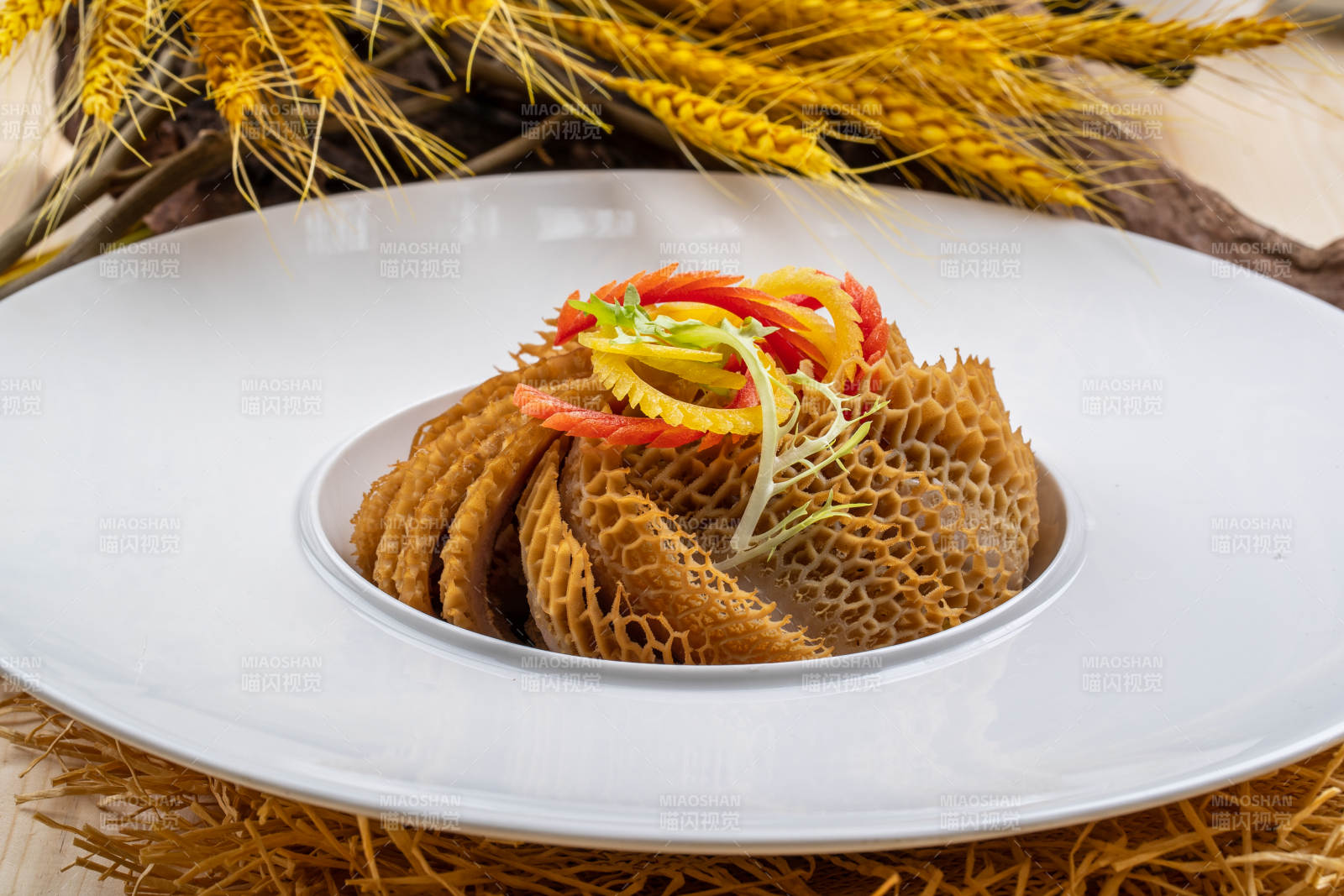 白色瓷盘装的卤水金钱肚图片