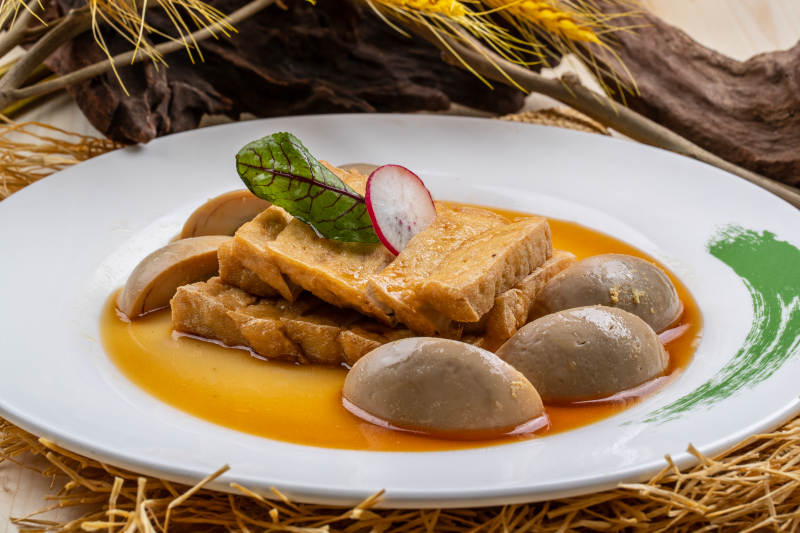 白瓷盘装的卤水素拼盘图片