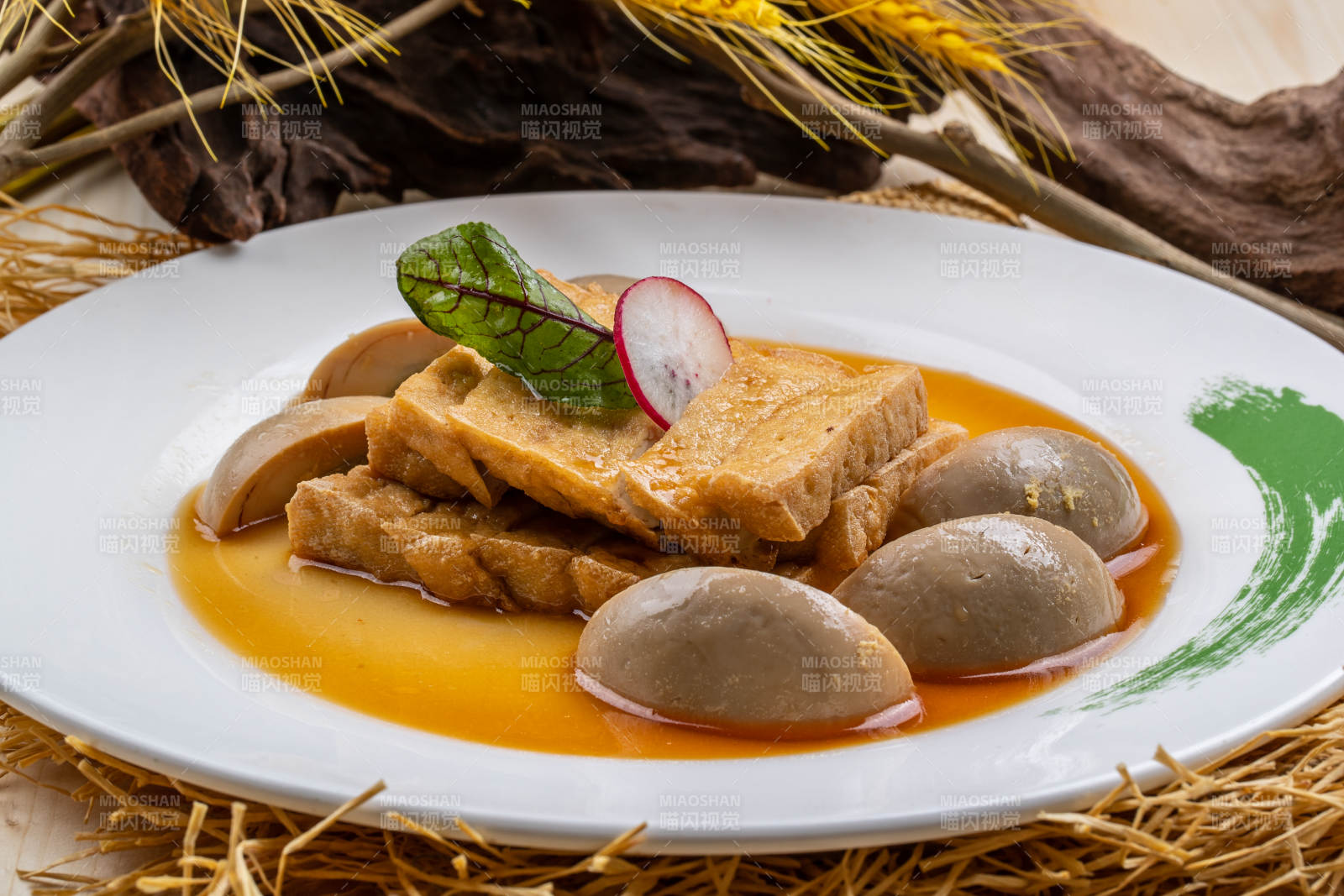 白瓷盘装的卤水素拼盘图片