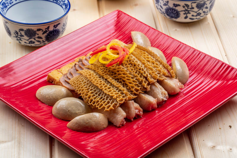 桑拿纳木板上的卤水拼盘图片