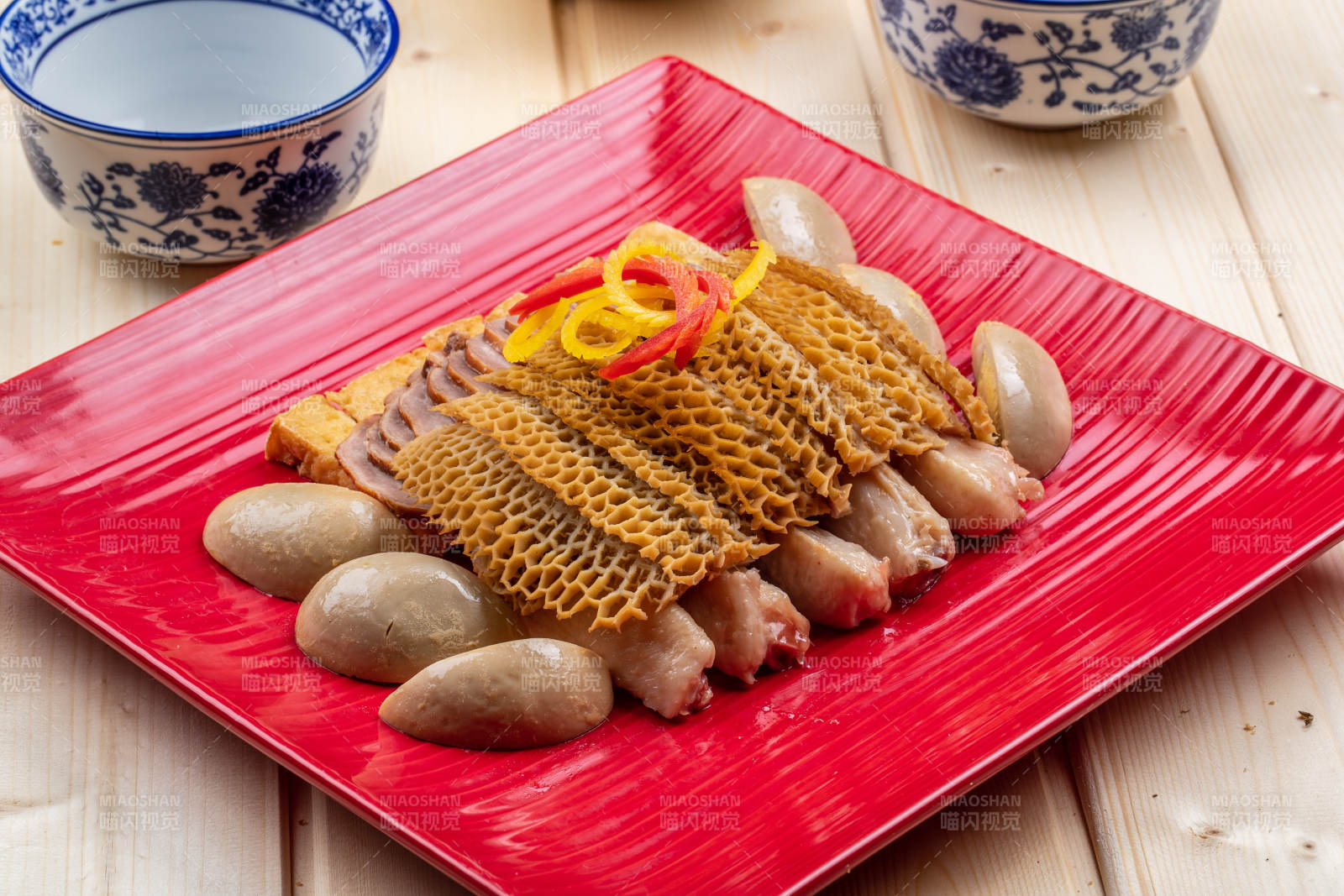 桑拿纳木板上的卤水拼盘图片