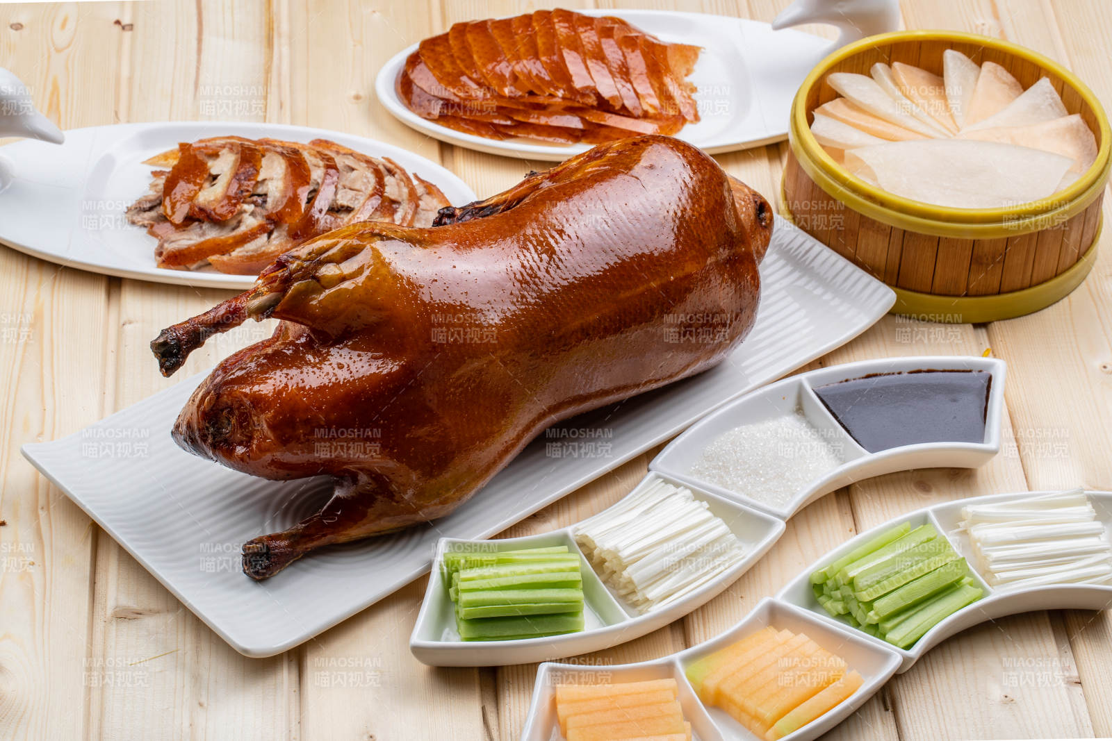桑拿木质板上的北京烤鸭图片