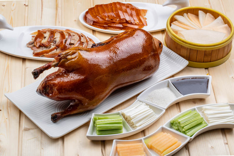 桑拿木质板上的北京烤鸭图片