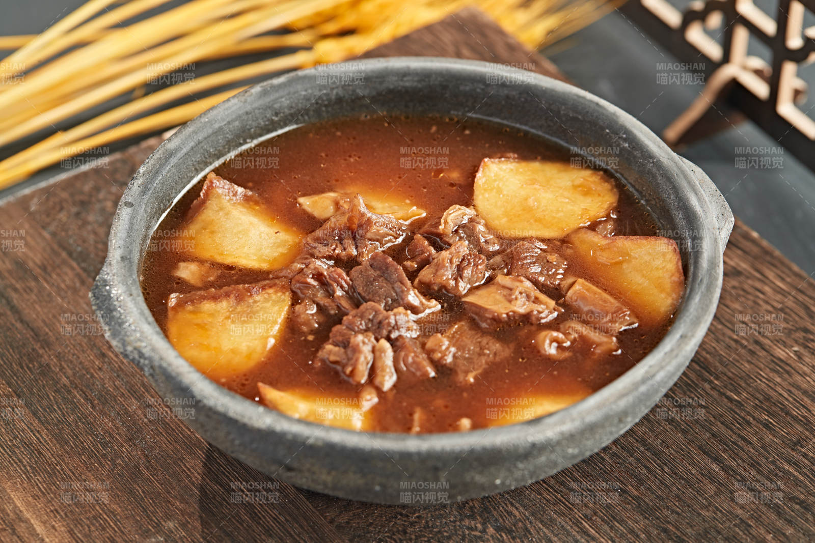 砂锅土豆炖牛肉图片