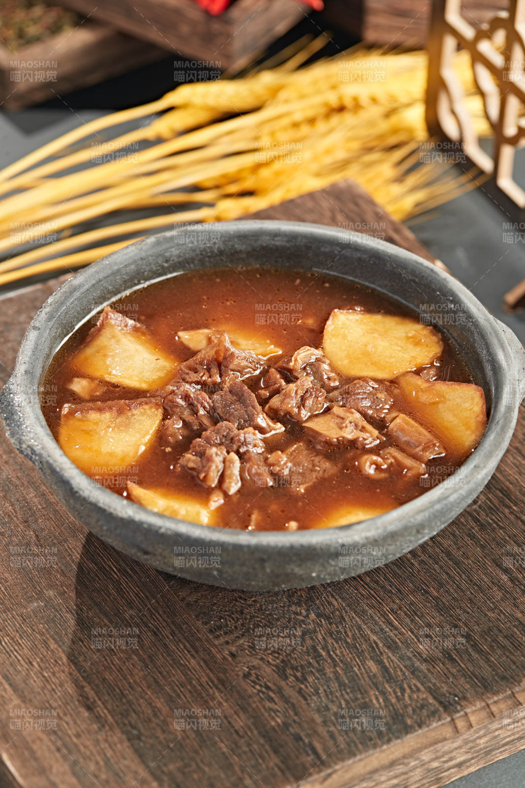 砂锅土豆炖牛肉图片