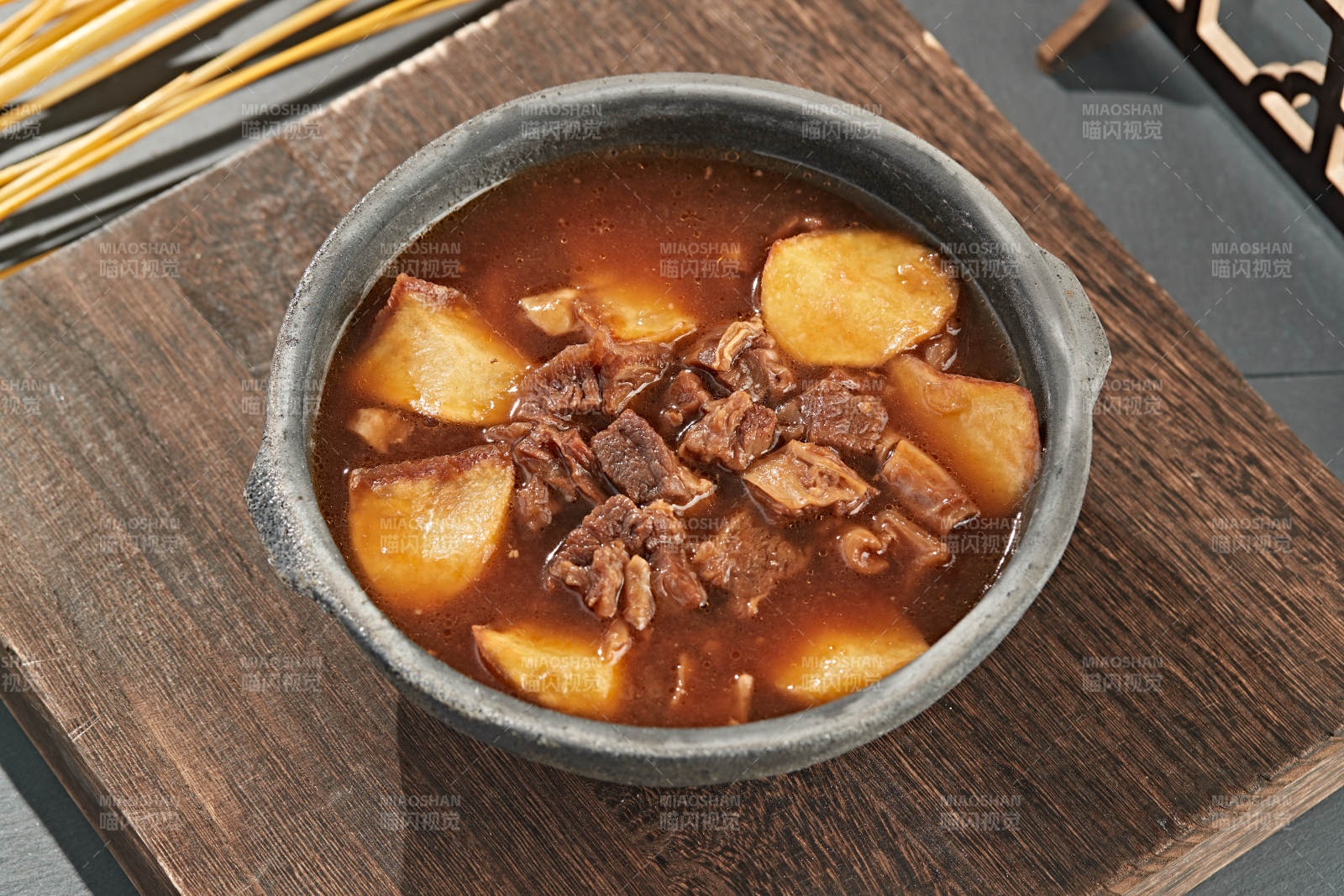砂锅土豆炖牛肉图片