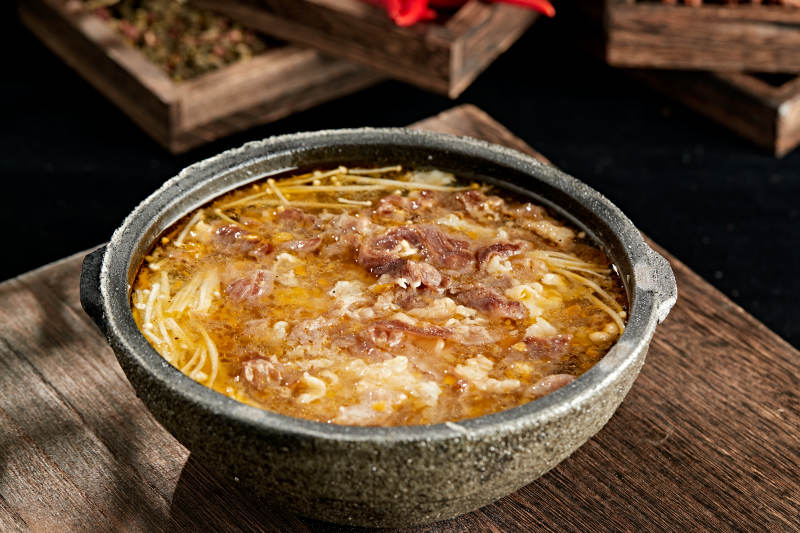 砂锅酸汤金针菇炖肥牛图片