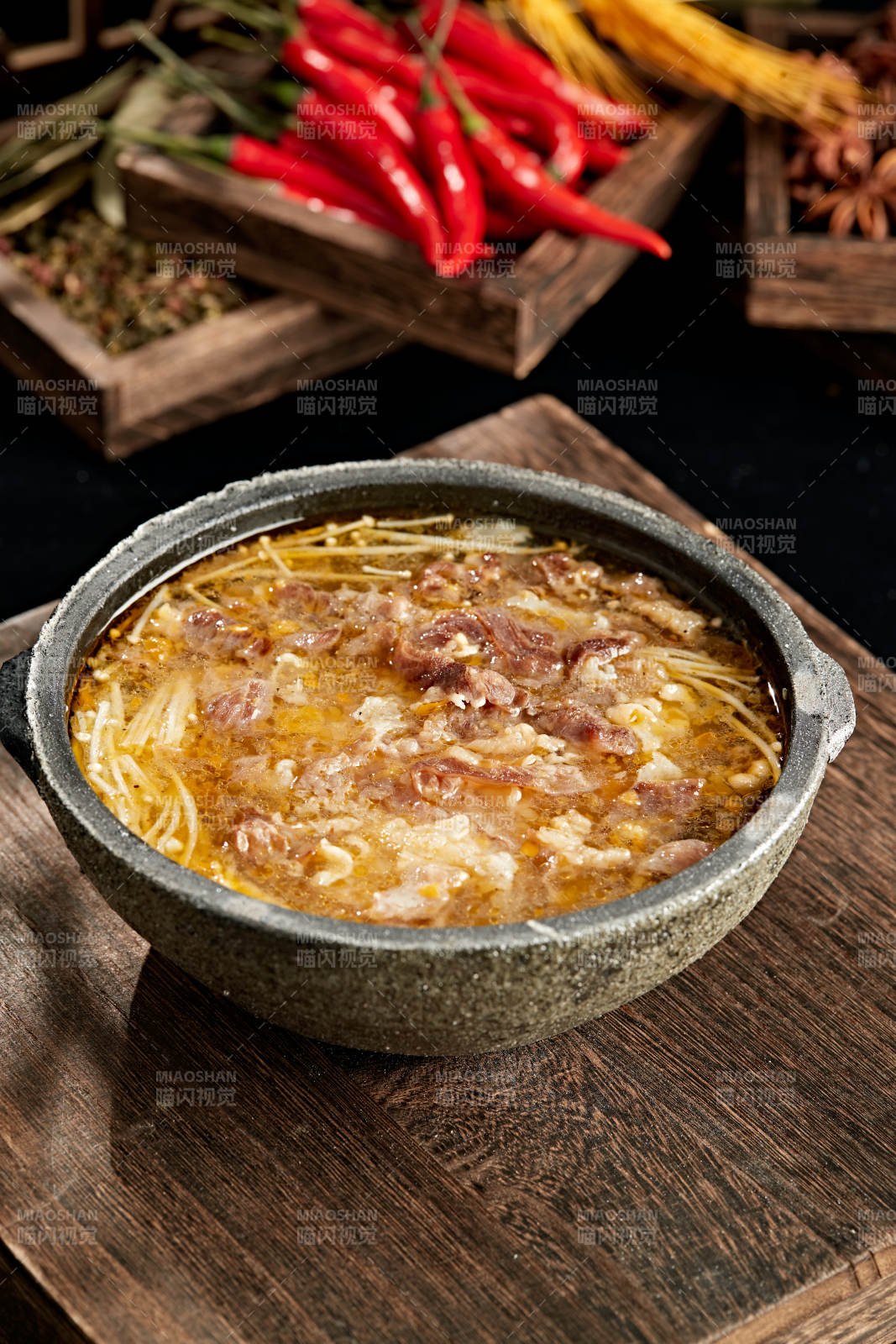 砂锅酸汤金针菇炖肥牛图片