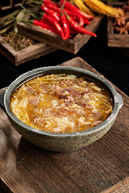 砂锅酸汤金针菇炖肥牛图片