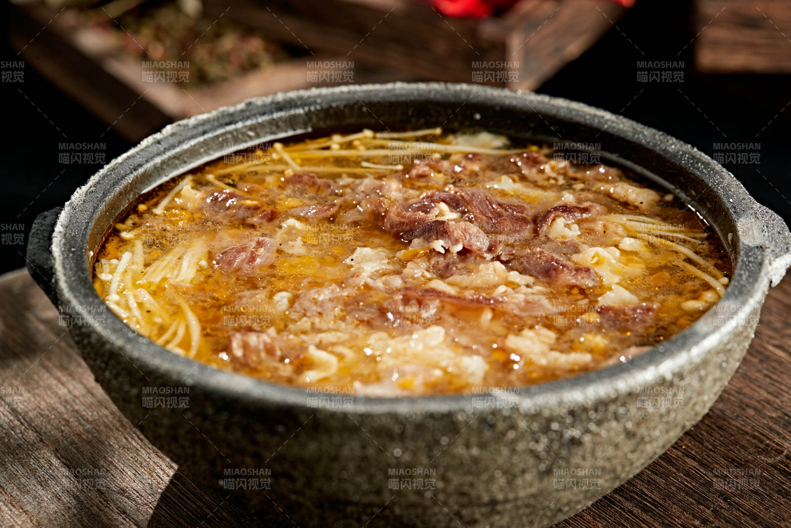 砂锅酸汤金针菇炖肥牛图片