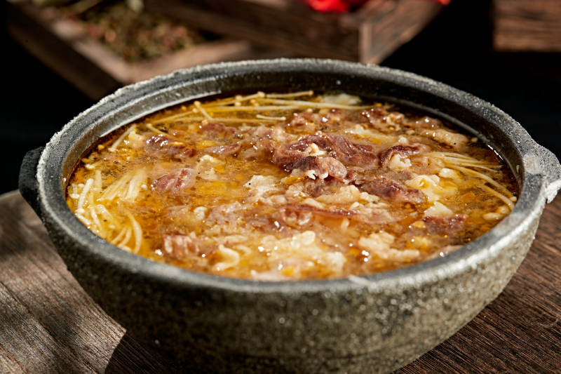 砂锅酸汤金针菇炖肥牛图片