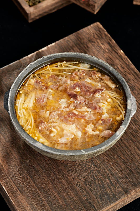 砂锅酸汤金针菇炖肥牛图片