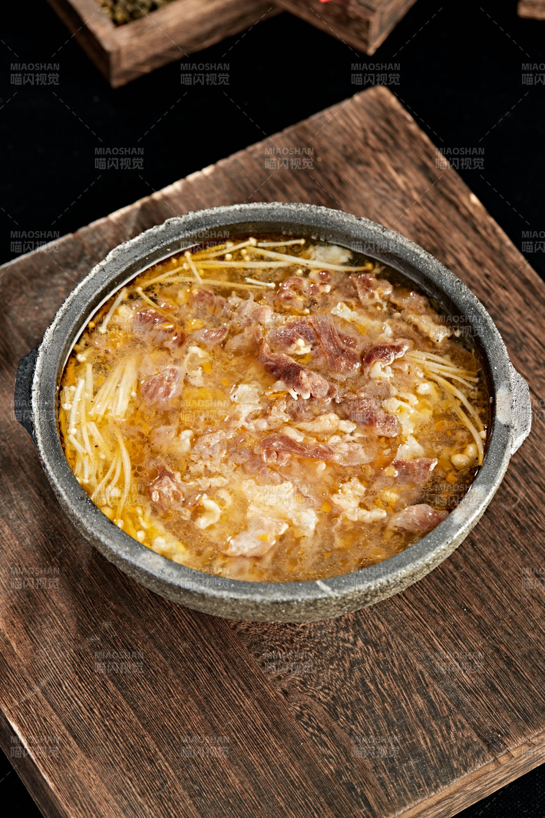 砂锅酸汤金针菇炖肥牛图片