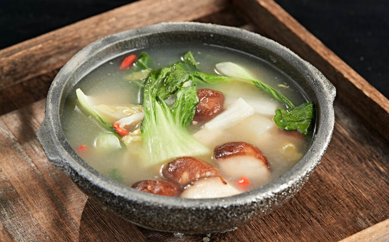 砂锅鸡汤炖油菜香菇图片