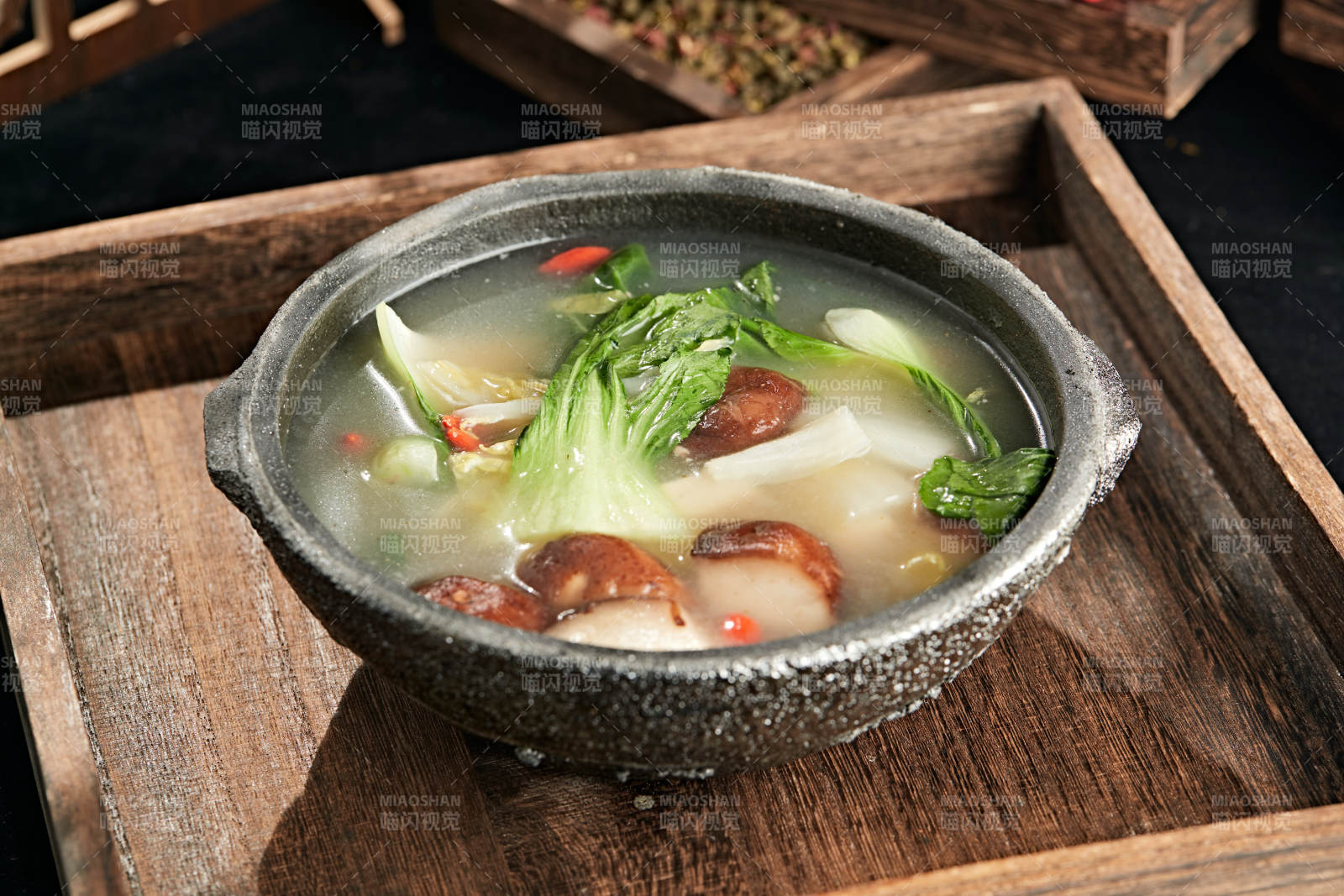 砂锅鸡汤炖油菜香菇图片