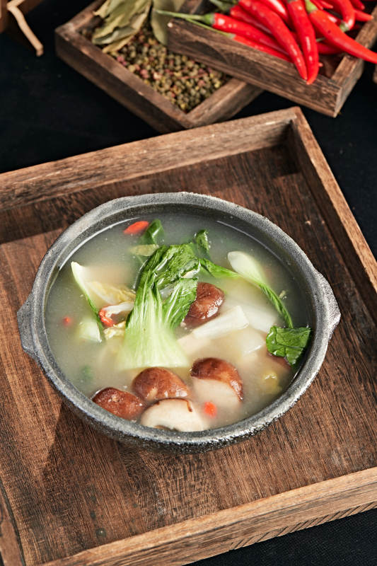 砂锅鸡汤炖油菜香菇图片