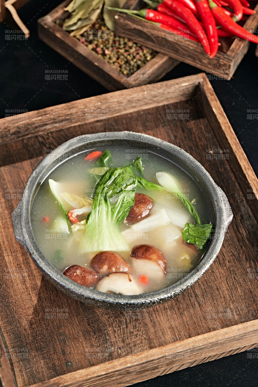 砂锅鸡汤炖油菜香菇图片