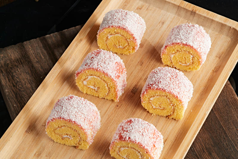 夹心奶油蛋糕卷图片