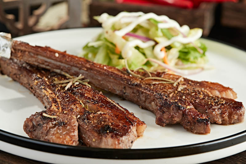 炭烤战斧羊排图片